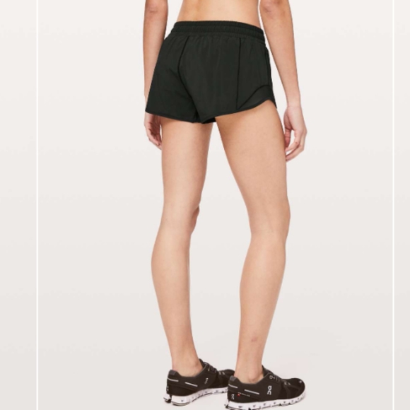Lululemon Black Hotty Hot II Shorts 2.5" Inseam Size 6 - Picture 2 of 8